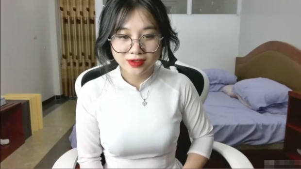 Bé áo dài dễ thường trên ghế livestream - Phần 1